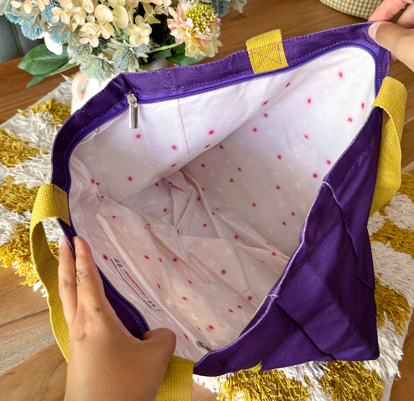 MAGICAL ZIPPERED TOTE BAG